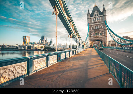 Spektakuläre Tower Bridge in London bei Sonnenuntergang Stockfoto