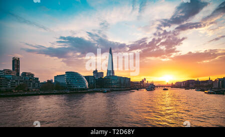 Sonnenuntergang über die Themse in London. Stockfoto