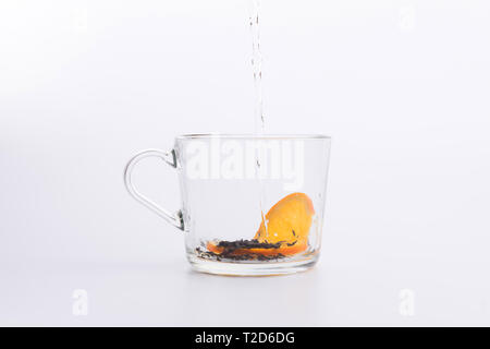 Kaffee Gießen in Glas Schale isoliert auf weißem Stockfoto