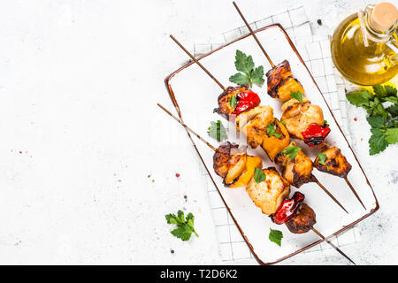 Chicken Kebab oder Schaschlik mit Gemüse auf Spieße auf weißen Stein Tabelle. Ansicht von oben mit der Kopie. Stockfoto