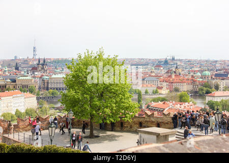 Prag, Tschechische Republik - Mai 2016: Tolle Aussicht von der Prager Burg im historischen Zentrum von Prag, Gebäude und Wahrzeichen der Altstadt. Touristen Stockfoto