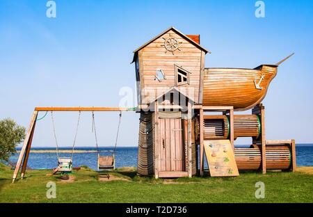 Hof Holz Schaukel gegen See Stockfoto