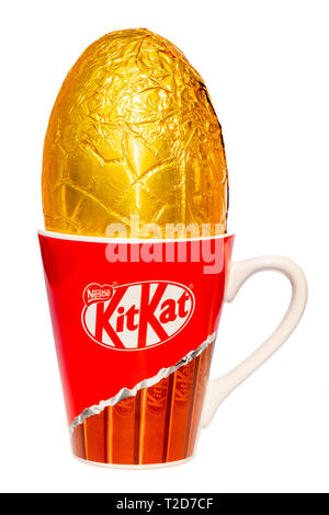 Nestle KitKat Easter Egg in einem Becher, ausgeschnitten oder auf einem weißen Hintergrund. Stockfoto