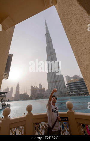 Tourist, der eine selfie vor dem Burj Dubai Wolkenkratzer in Dubai, Vereinigte Arabische Emirate Stockfoto