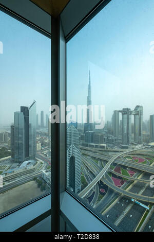 Der Burj Khalifa als vom Shangri-La Hotel in Dubai, Vereinigte Arabische Emirate gesehen Stockfoto