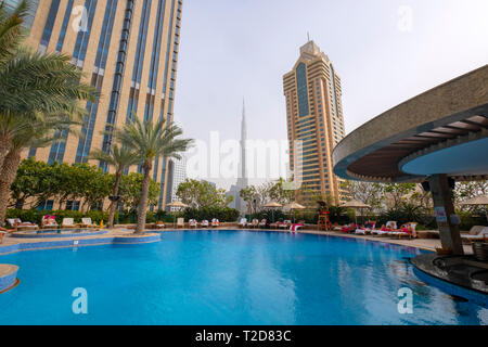 Burj Khalifa als aus dem Pool des Shangri-La Hotel in Dubai, Vereinigte Arabische Emirate gesehen Stockfoto