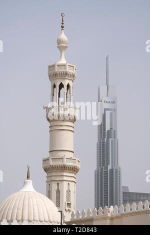 Alte Moschee Minarett vor einem modernen Design Glas Wolkenkratzer in Dubai, Vereinigte Arabische Emirate Stockfoto