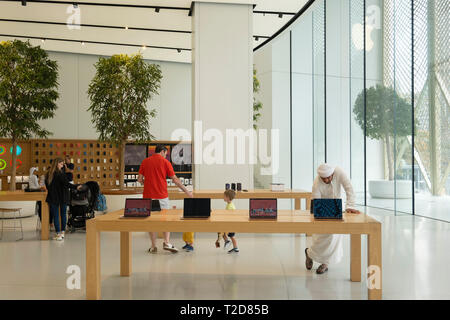 Kunden tryng out MacBook Notebooks im Apple Store in der Dubai Mall, Dubai, Vereinigte Arabische Emirate Stockfoto