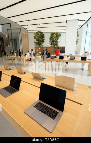 Innenraum der Apple Store in der Dubai Mall, Dubai, Vereinigte Arabische Emirate Stockfoto