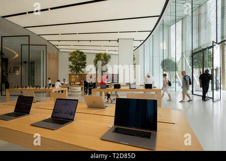 Innenraum der Apple Store in der Dubai Mall, Dubai, Vereinigte Arabische Emirate Stockfoto