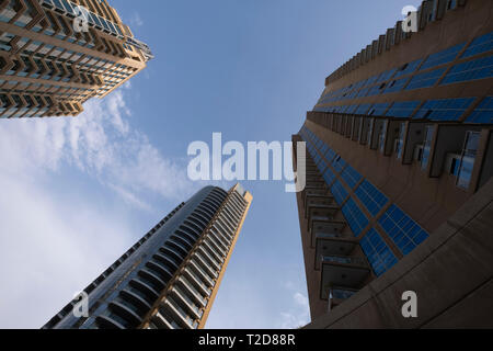 Low Angle View von drei Wolkenkratzer in Dubai, Vereinigte Arabische Emirate Stockfoto