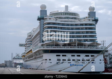 Ansicht der Rückseite des großen Kreuzfahrtschiff AIDAprima Stockfoto