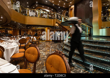 Kellner in einem luxuriösen Restaurant der gehobenen Klasse Stockfoto