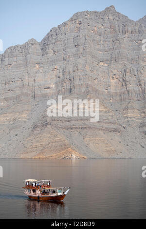 Traditionell arabischen Dhow Boot Kreuzfahrt entlang der Rocky Mountains der Musandam Halbinsel im Oman Fjorde eingerichtet Stockfoto
