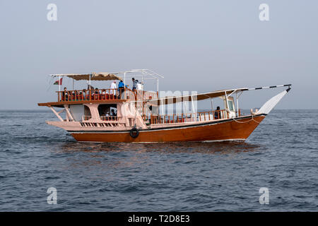 Traditionell arabischen Dhow Boot Kreuzfahrt entlang der Rocky Mountains der Musandam Halbinsel im Oman Fjorde eingerichtet Stockfoto