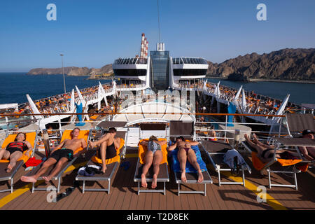 Menschen ein Sonnenbad auf dem Deck des Kreuzfahrtschiff MSC Splendida Stockfoto