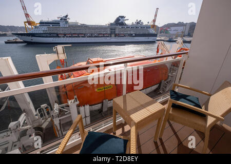 Celebrity Constellation Kreuzfahrt vom Balkon aus einer Kabine Zimmer auf der MSC Splendida Kreuzfahrtschiff gesehen Stockfoto