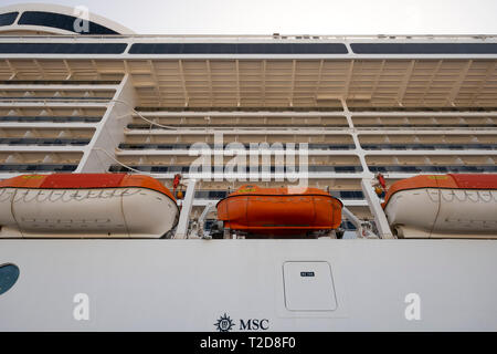 Low Angle View von 3 Orange Rettungsboote hängen vom Kreuzfahrtschiff MSC Splendida auf See Stockfoto
