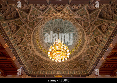 Swarovski Kristall Kronleuchter im Gebetsraum der Sultan Qaboos Grand Mosque in Maskat, Oman, Stockfoto