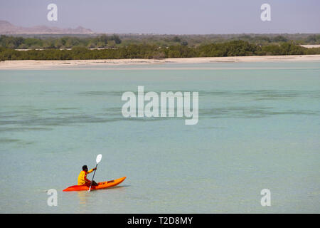 Mann allein Kajakfahren auf Sir Bani Yas Island, Vereinigte Arabische Emirate Stockfoto