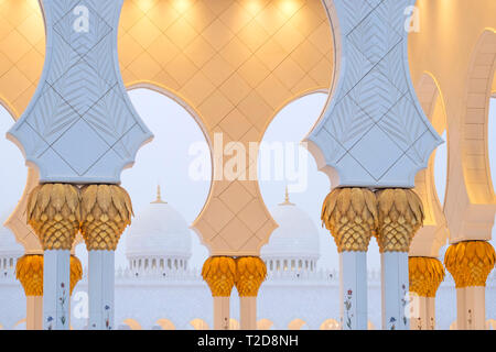 Sheikh Zayed Grand Moschee Bögen und Kuppeln, Abu Dhabi, Vereinigte Arabische Emirate Stockfoto