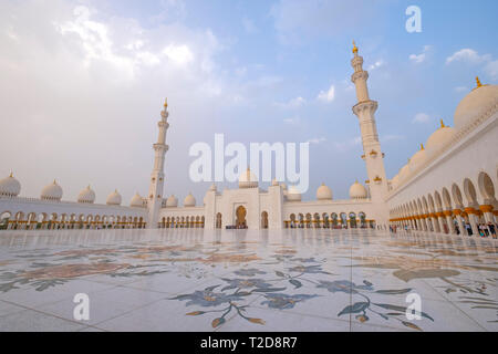 Sheikh Zayed Grand Moschee Innenhof mit verzierten Blume themed Fußbodenmosaiken, Abu Dhabi, Vereinigte Arabische Emirate Stockfoto