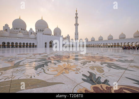 Sheikh Zayed Grand Moschee Innenhof mit verzierten Blume themed Fußbodenmosaiken, Abu Dhabi, Vereinigte Arabische Emirate Stockfoto