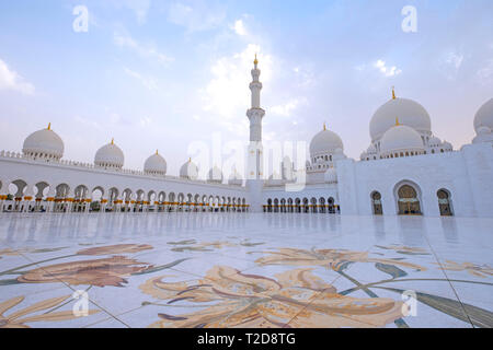 Sheikh Zayed Grand Moschee Innenhof, Abu Dhabi, Vereinigte Arabische Emirate Stockfoto