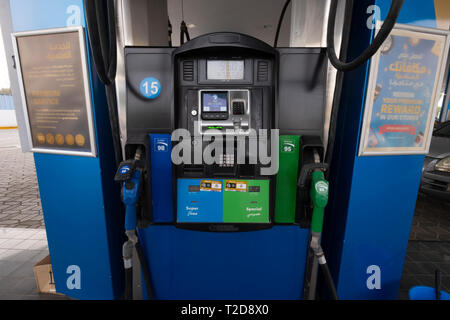 Düsen auf ein Kraftstoff, der Dispenser Maschine an einer Tankstelle in den Vereinigten Arabischen Emiraten Stockfoto