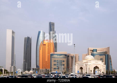Wolkenkratzer auf die Skyline von Abu Dhabi, Vereinigte Arabische Emirate Stockfoto