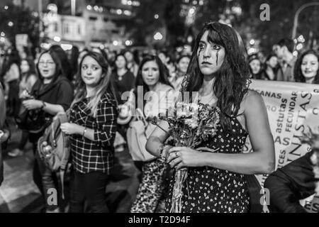 Der Internationale Tag der Frau am 8. März feministische Mädchen urban Stämme mit dem Tod kostüm Kleidung in den Frauentag Protest in Santiago, Chile, City Centre Street Stockfoto