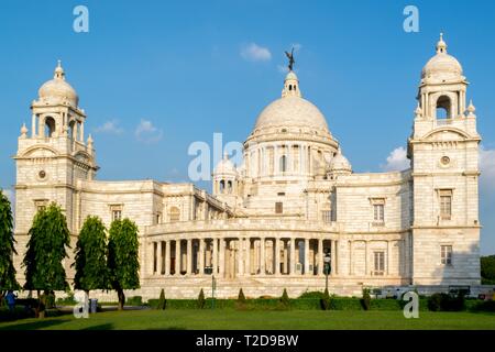 Schönen Victoria Memorial von Kolkata mit grünen Vordergrund Stockfoto