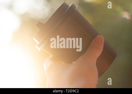 Eine Tasse Kaffee in der Hand. Kaffee in der Hand. Kaffee in der Natur. Heiße Getränke Stockfoto