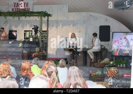 Teilnehmer und Kochkurse Vorführungen an den Geschmack von Dublin Food Festival im Juni jeden Jahres in Dublin, Irland Stockfoto