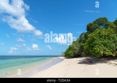 Great Barrier Reef, Australien. Paar am Strand zu sitzen auf Green Island, einer Koralleninsel im Great Barrier Reef Marine Park, Queensland, Australien Stockfoto