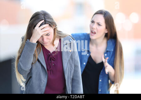 Mad Mädchen ihren betreffenden Freund auf der Straße schimpfen Stockfoto