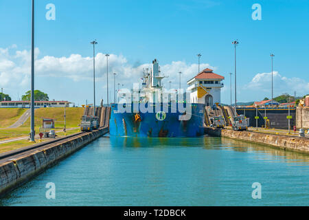 Eine Rohöl Tanker Transport durch den Panama Kanal an der Schleuse von Miraflores vom Atlantik bis zum Pazifik, Panama zu überqueren. Stockfoto