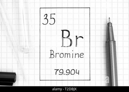 Das Periodensystem der Elemente. Handschrift chemische Element Brom Br mit schwarzem Stift, Reagenzglas und Pipette. Close-up. Stockfoto