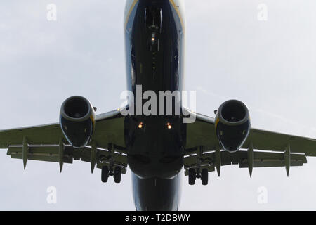 Ryanair Boeing 737-800 Jet-Flugzeug Landung mit Landegetriebe nach unten und Klappen erweiterten Transport Stockfoto