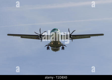 Air Lingus ATR Turbo Prop Plane Landing mit Landeausrüstung nach unten und ausgefahrenen Klappen am Flughafen Cork Stockfoto