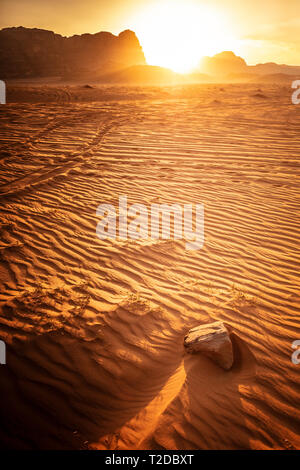 Landschaft bei Sonnenuntergang, Wadi Rum Wüste, Jordanien, Detail der Sanddünen und Felsen im Vordergrund. Stockfoto