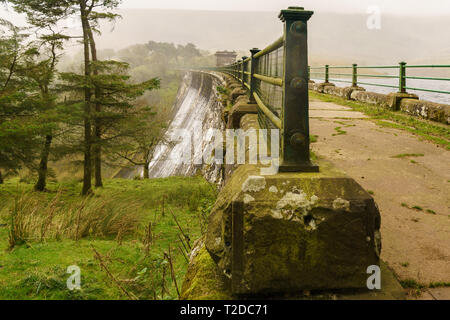 Ein Spaziergang auf dem Damm des Grwyne Fawr Behälter in die Brecon Beacons National Park, Powys, Wales, Großbritannien Stockfoto