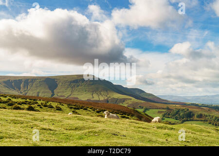 Blick über die Landschaft der Brecon Beacons National Park mit Twmpa Berg auf der linken Seite, vom Heu Bluff Parkplatz in den Schwarzen Bergen gesehen, Powy Stockfoto