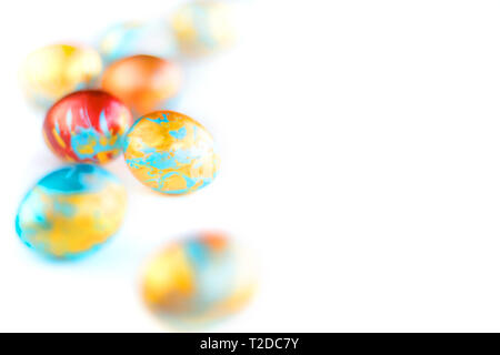 Perfekte farbenfrohen handgefertigten Ostereier auf weißem Hintergrund, Form des grenzüberschreitenden Rahmen Ecke mit Kopie Platz für Text Inhalt, frohe Ostern Karte Stockfoto