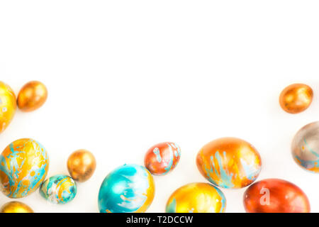 Perfekte farbenfrohen handgefertigten Ostereier auf weißem Hintergrund, Form des grenzüberschreitenden Rahmen Ecke mit Kopie Platz für Text Inhalt, frohe Ostern Karte Stockfoto