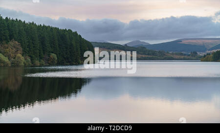 Abendlicher Blick über den Stausee in der Nähe von Merthyr Tydfil Pontsticill, Mid Glamorgan, Wales, Großbritannien Stockfoto