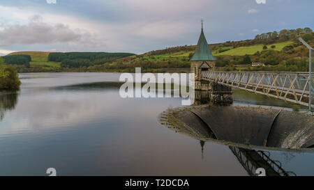 Am Abend Blick auf die Pontsticill Behälter und Ventil Turm in der Nähe von Merthyr Tydfil, Mid Glamorgan, Wales, Großbritannien Stockfoto