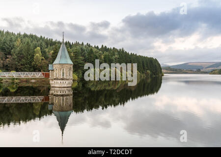 Am Abend Blick auf die Pontsticill Behälter und Ventil Turm in der Nähe von Merthyr Tydfil, Mid Glamorgan, Wales, Großbritannien Stockfoto