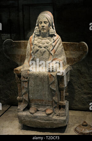 Frau von Baza. Skulptur aus dem Grab 155 von Baza. Iberischen weibliche Skulptur sitzen auf einem geflügelten Stuhl und halten eine Taube in der Hand. 4. vorchristlichen Jahrhundert. Polychrome Sandstein. Im Cerro del Santuario (Basti, Baza, Provinz Granada, Andalusien, Spanien) gefunden. Nationalen Archäologischen Museum. Madrid. Spanien. Stockfoto