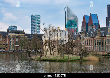 Den Haag, Niederlande - 15 April, 2018: Binnenhof Palace - niederländischen Parlament in Den Haag. Insel auf den Teich und den Blick auf die Hochhäuser Stockfoto